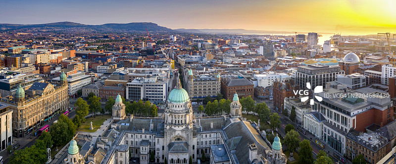 贝尔法斯特市政厅的日出航拍图图片素材