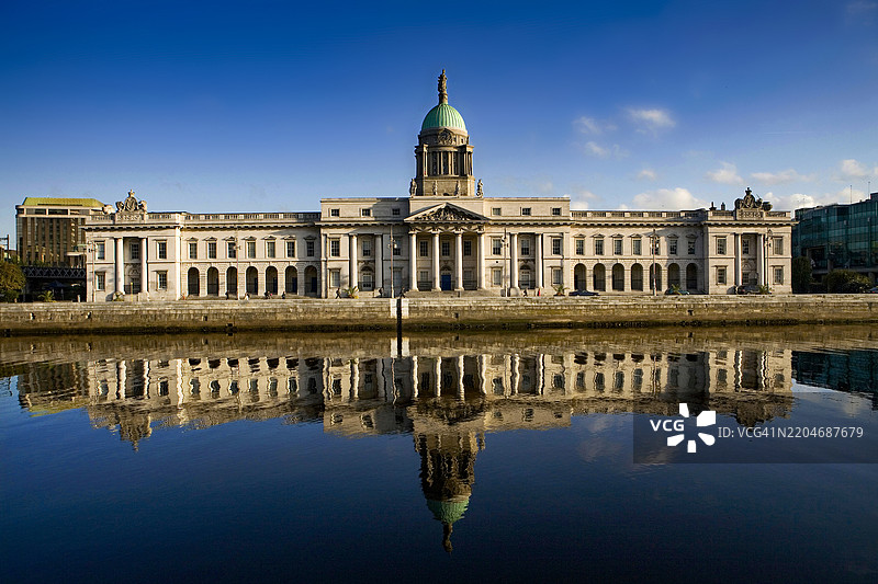 都柏林利菲河上的海关大楼，码头，爱尔兰图片素材