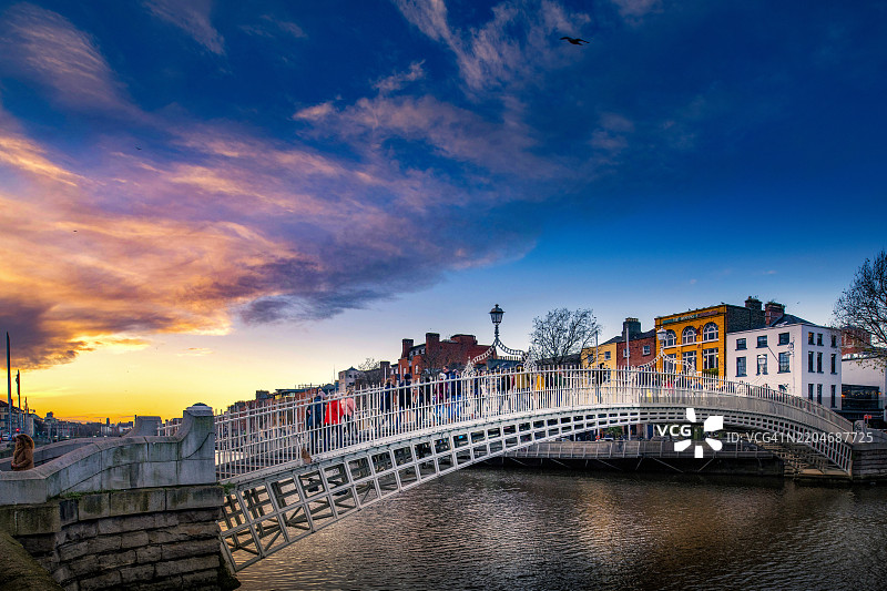 都柏林哈佩尼桥的黄昏图片素材