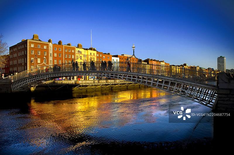 冬日黄昏时分的哈佩尼桥，爱尔兰都柏林图片素材