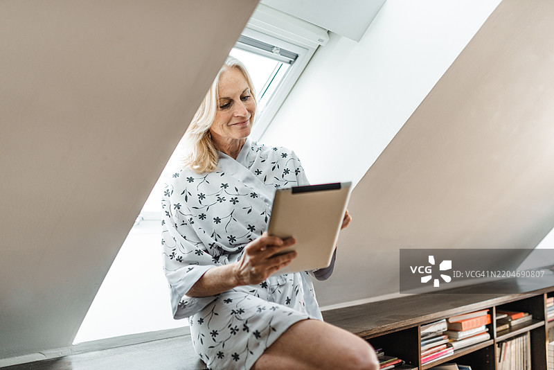 成熟的女性在使用平板电脑上网图片素材