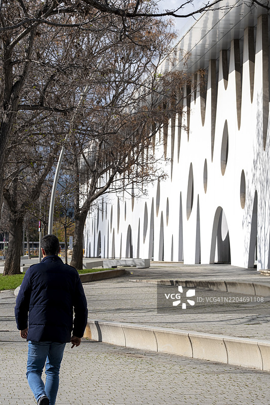 行人经过巴塞罗那大街会展中心外部图片素材
