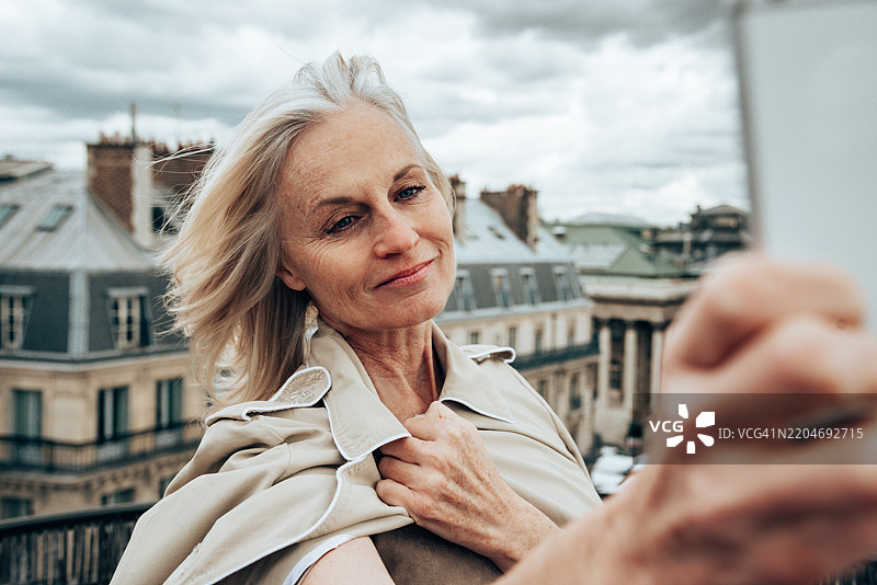 成熟的成年女性在户外自拍图片素材