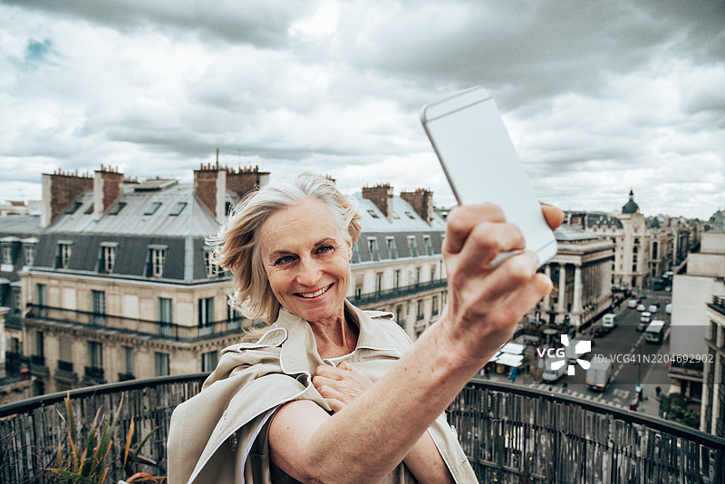 成熟的成年女性在户外自拍图片素材