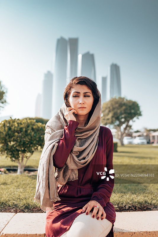 阿布扎比公园里的阿拉伯女性图片素材