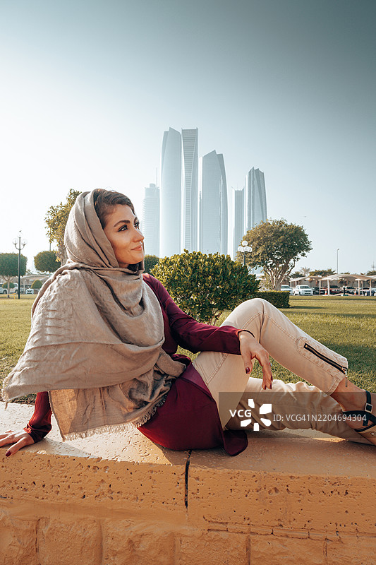 阿布扎比公园里的阿拉伯女性图片素材