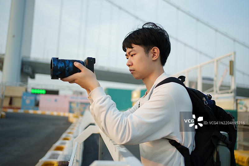 亚洲男性游客在拍照图片素材