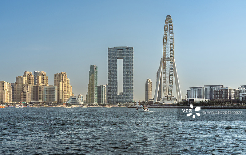 迪拜的玛丽娜海滩和摩天轮图片素材