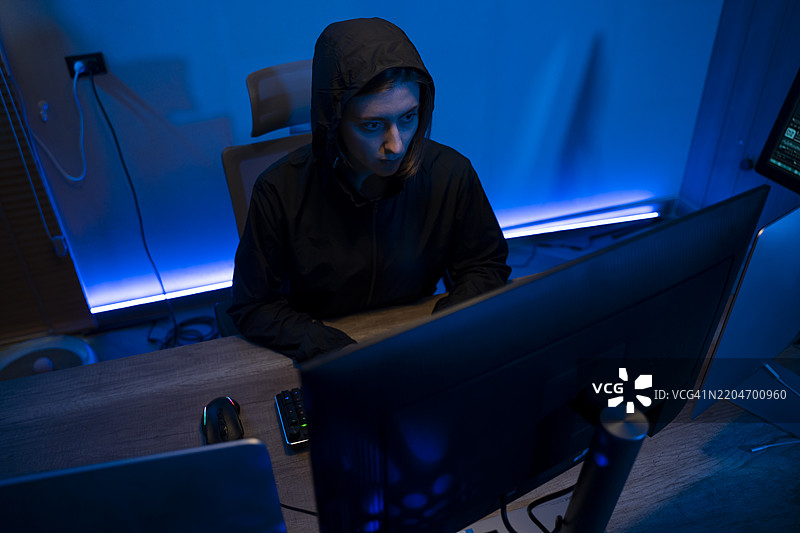 黑客在笔记本电脑和台式电脑上工作图片素材