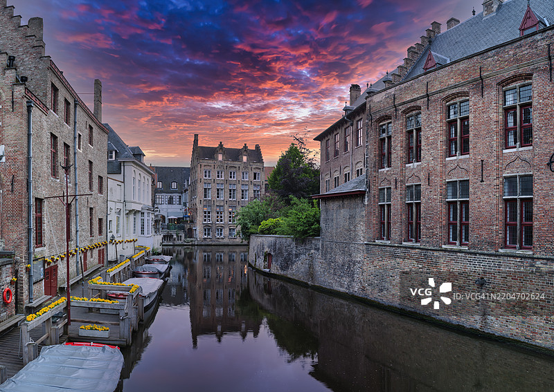比利时布鲁日运河旁的建筑图片素材