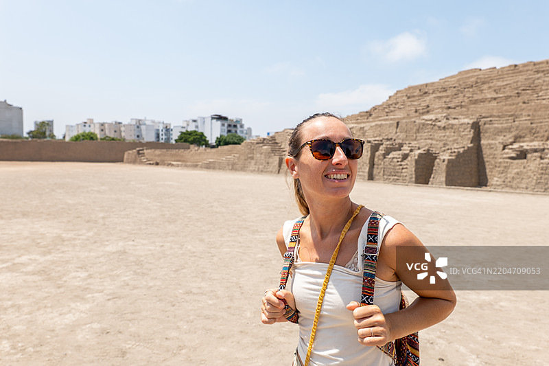 一位年轻女性在利马探索古老的金字塔图片素材