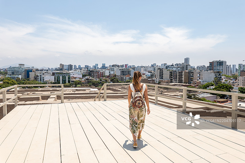 一位年轻女性在利马探索古老的金字塔图片素材