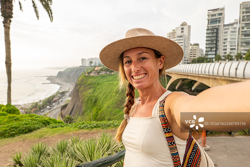 在风景如画的海岸小道上自拍的女性图片素材