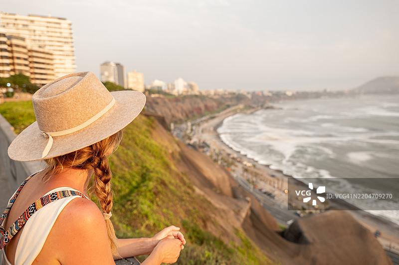 年轻女性在利马观看日落图片素材
