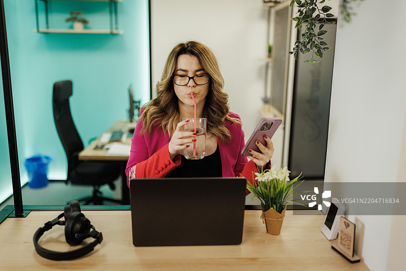 自信的女商人在办公室工作图片素材