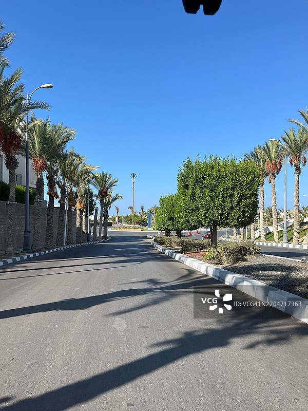 蓝天下树木旁的空旷道路，Dori，萨赫尔，布基纳法索图片素材