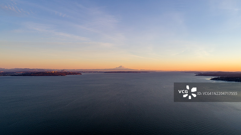日落时分的雷尼尔山和普吉特海湾美景，华盛顿州基策普县，美国图片素材