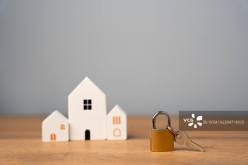 挂锁和木屋 安全概念 保险 安全和报警系统，视频监控，运动和入侵传感器图片素材