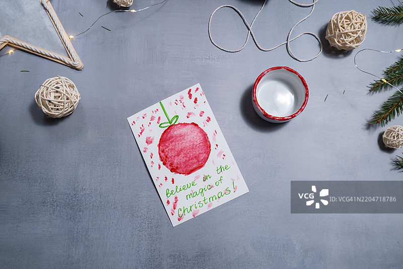 可持续圣诞节准备的圣诞球DIY制作过程图片素材