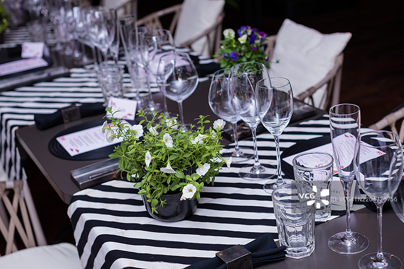 肯尼亚餐桌上的空餐具摆放图片素材