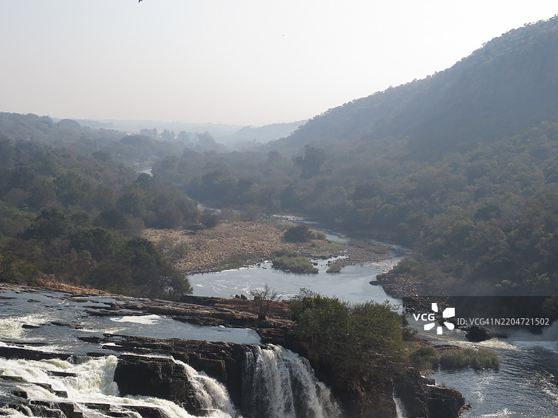 南非哈特比斯普特的山脉间河流的美丽景色与天空相映成趣图片素材
