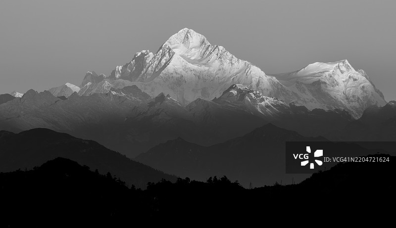 马卡鲁，地球第五高峰，沐浴在晨光中图片素材