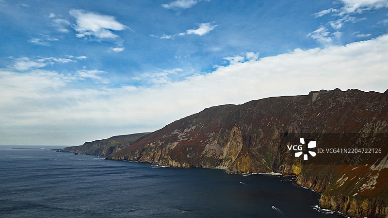 海洋与山脉在天空下的美丽景色图片素材