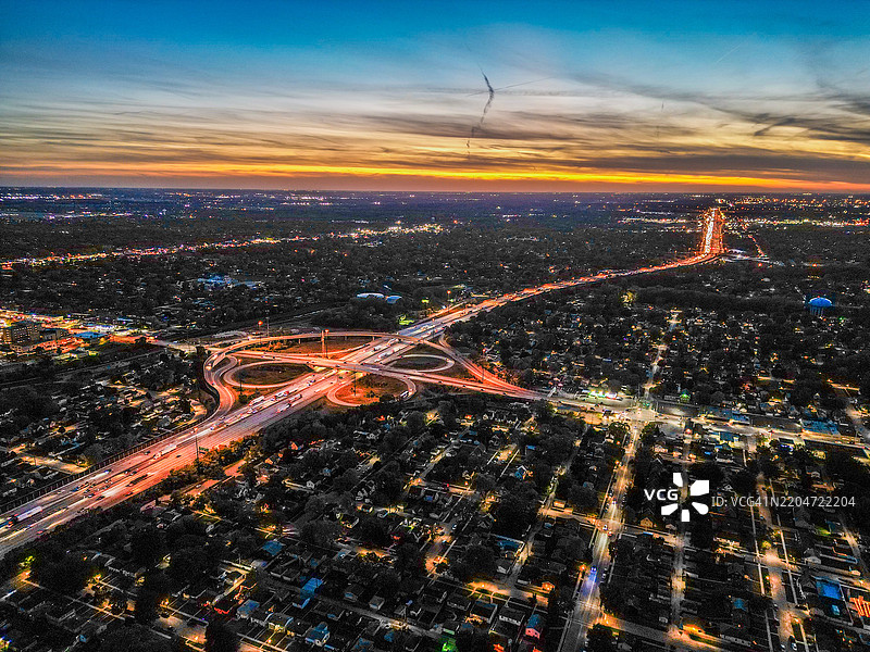 夜晚天空下，印第安纳州哈蒙德市照明公路的高角度视图， 美国图片素材