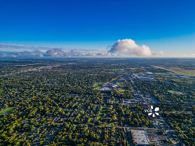 印第安纳州哈蒙德市的蓝天下的城镇景观鸟瞰图图片素材