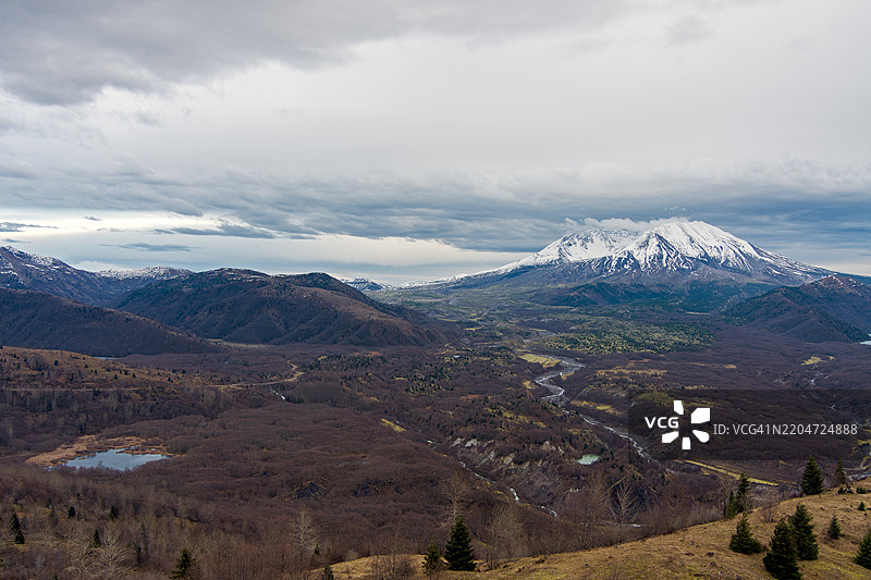 华盛顿州考尔茨县的圣海伦斯山在十二月的日落时分图片素材