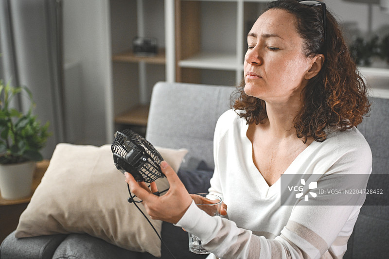 在家中遭受中暑的女性图片素材