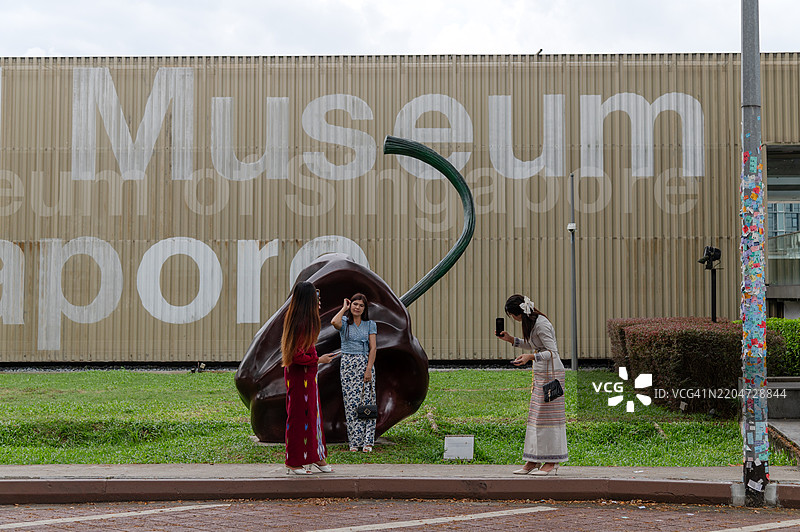 一群朋友在新加坡国家博物馆外拍照图片素材