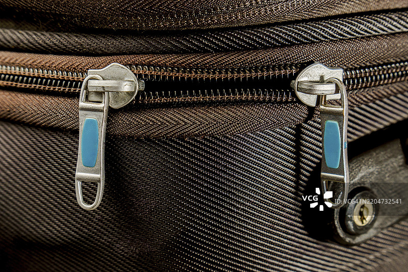 黑色行李箱拉链的特写图片素材