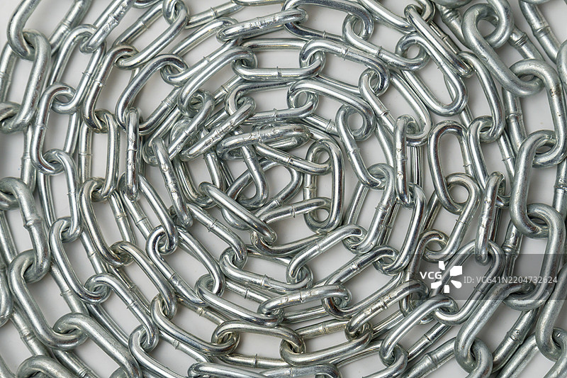 金属螺旋卷链的特写镜头图片素材