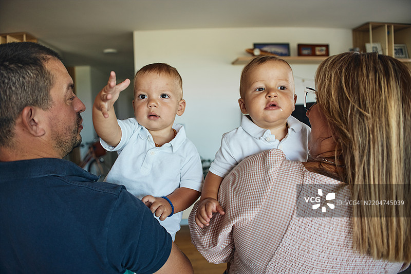 一家四口与一对双胞胎男婴的肖像图片素材