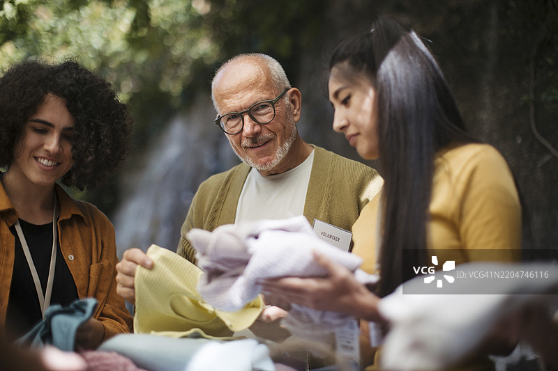 人们为慈善事业捐赠和收集衣物图片素材