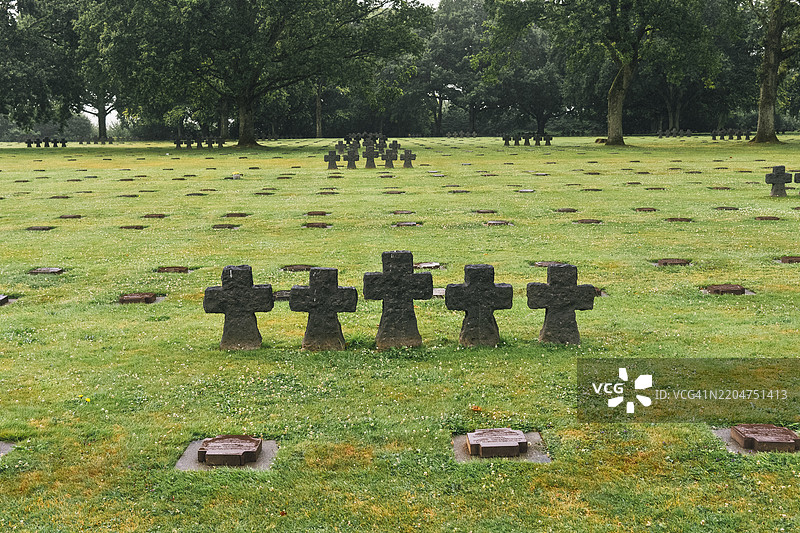 德国军人公墓，绿地上矗立着石制十字架图片素材