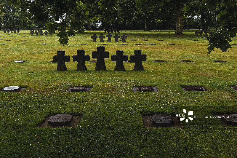 德国军事公墓，绿地上矗立着石制十字架图片素材