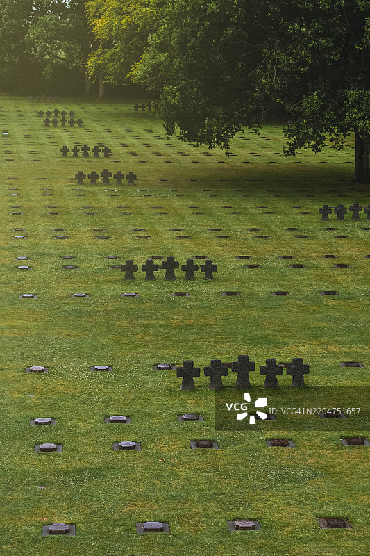 历史墓地中排列着黑色石制十字架图片素材