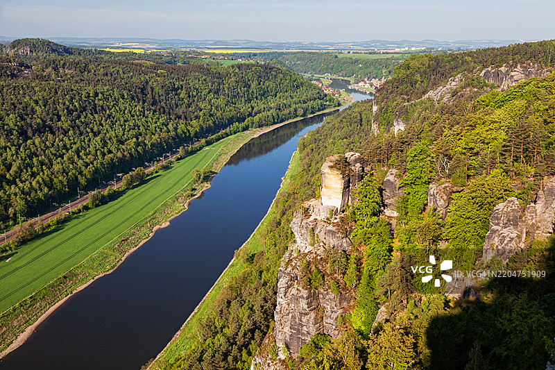 德国萨克森瑞士巴斯泰岩石附近的易北河夏季景观图片素材