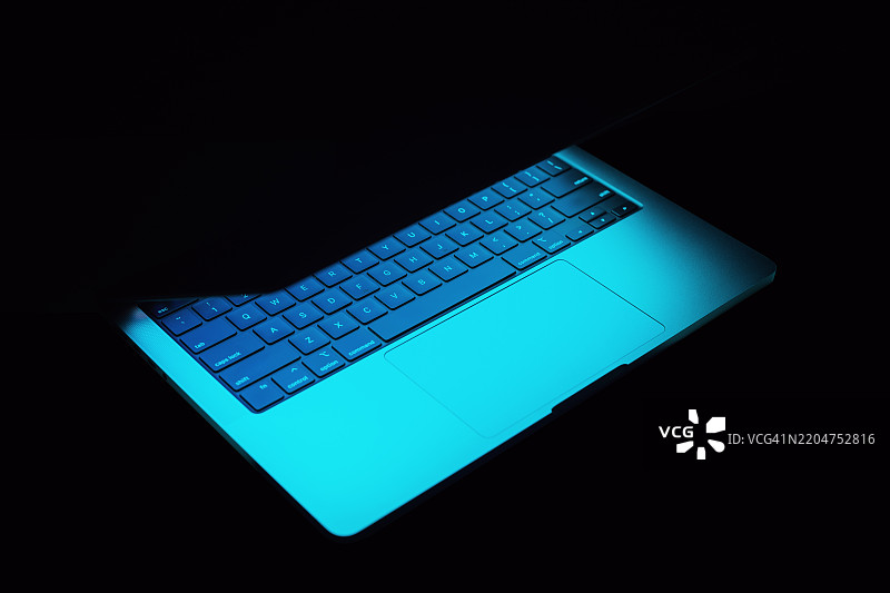 黑色背景下的发光笔记本电脑图片素材