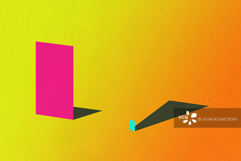 大型粉色门的抽象插图，在鲜艳的黄色和橙色背景上投下阴影，旁边有一个小蓝色物体。图片素材