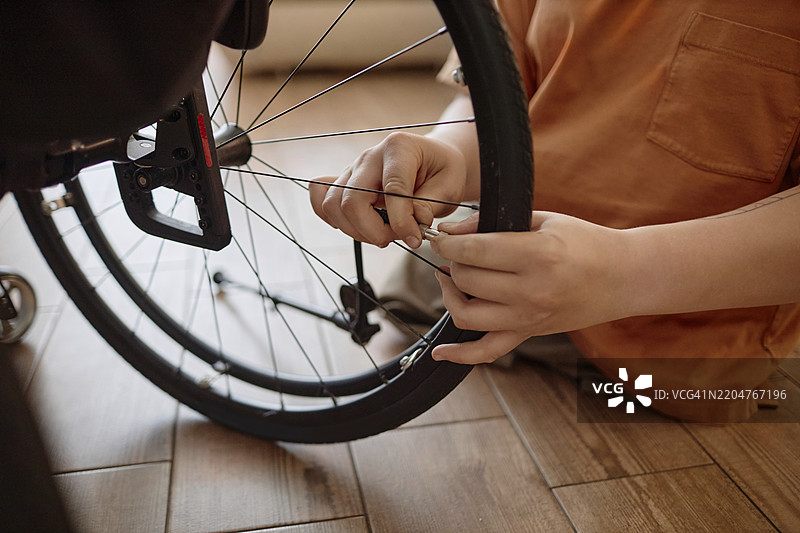 男孩在家修理轮椅的手图片素材