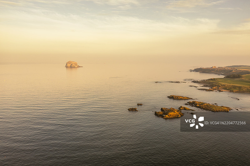 苏格兰北贝里克的巴斯岩和坦塔伦城堡上空的冬季日落鸟瞰图图片素材