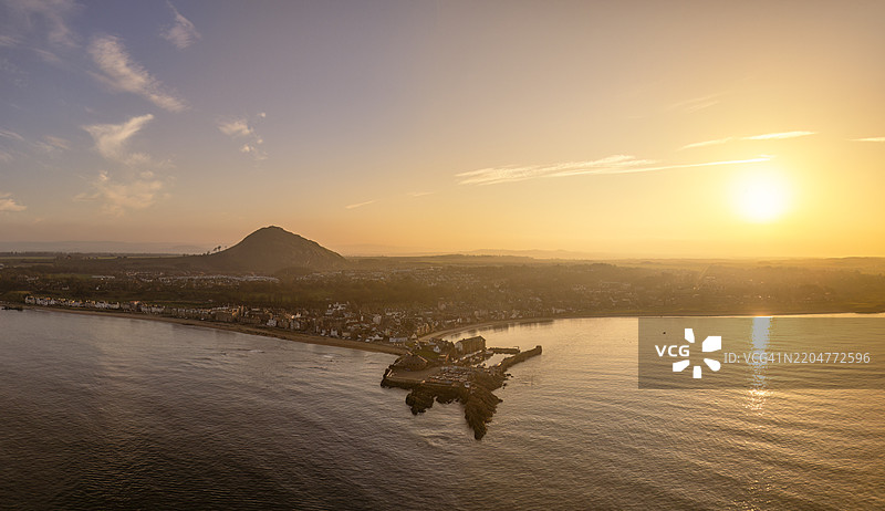 苏格兰北贝里克冬季日落的鸟瞰图，展现了港口和北贝里克山。图片素材