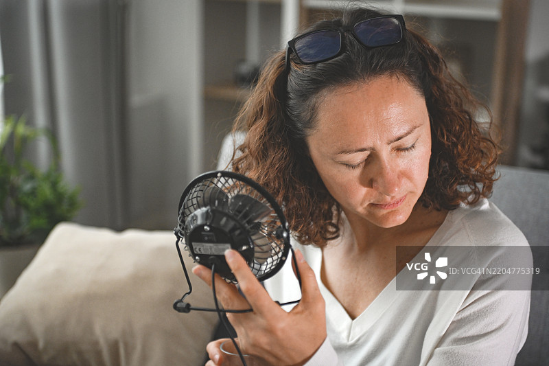 在家中遭受中暑的女性图片素材