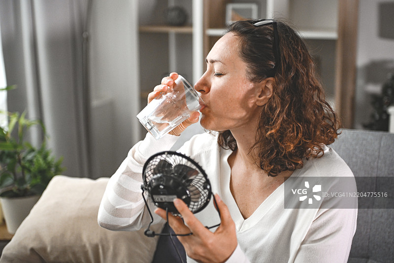 在家中遭受中暑的女性图片素材