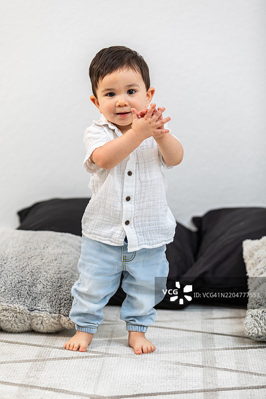 幼儿的第一次走路和庆祝活动图片素材