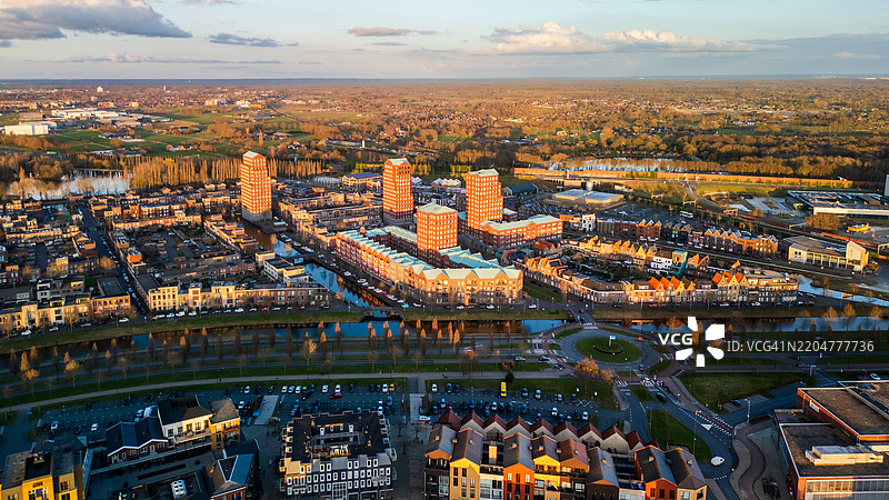 荷兰阿默斯福特瓦托斯的现代建筑在黄金时刻的鸟瞰图图片素材