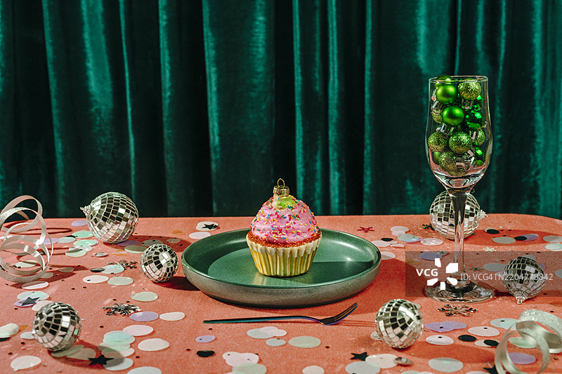 派对桌上的圣诞树玩具杯子蛋糕图片素材